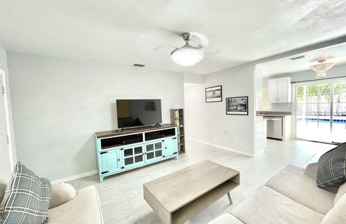 Hazel Heights House | Charming 3-bedroom house with Private Pool and Hot Tub.
