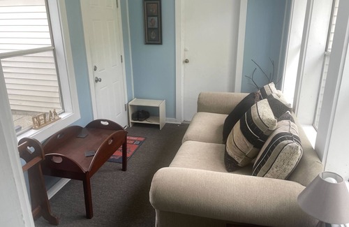 Creston House | Charming 3-bedroom house with WiFi and AC in Grand Rapids