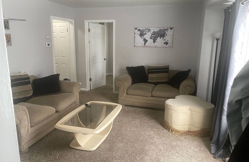 Creston House | Charming 3-bedroom house with WiFi and AC in Grand Rapids