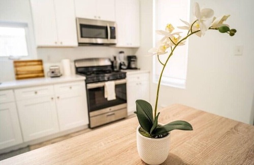 West Side House | Charming 3-bedroom, 1.5-bath house with king bed. Easy access to NYCn