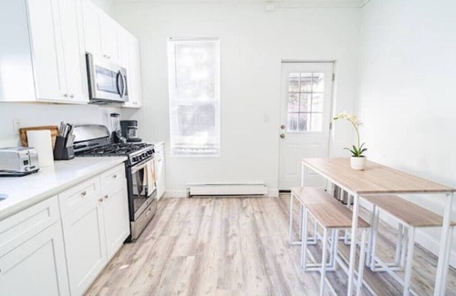 West Side House | Charming 3-bedroom, 1.5-bath house with king bed. Easy access to NYCn