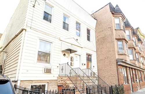 West Side House | Charming 3-bedroom, 1.5-bath house with king bed. Easy access to NYCn