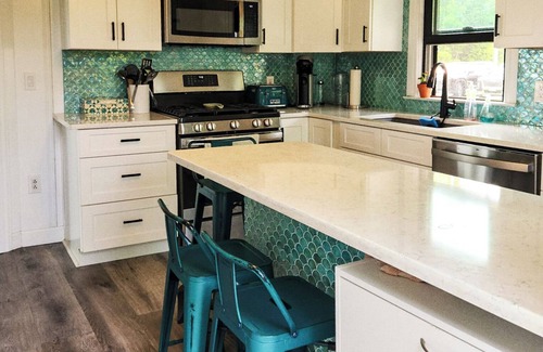 Narragansett Cottage | Charming 3-bedroom cottage with your own dock, in superb Narragansett.