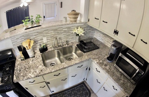Port Neches House | Charming 3-bedroom house with WiFi, AC & Privacy fence in Port Neches