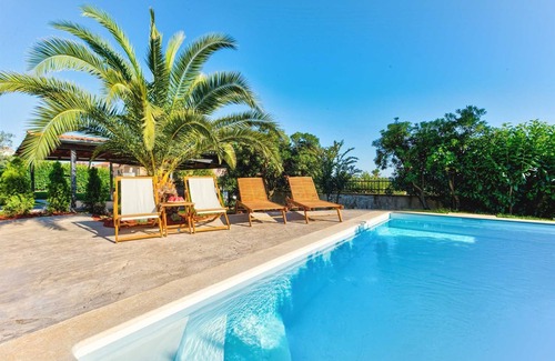 Roskici Villa | Charming 3 bedroom villa with pool surrounded by greenery