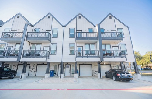 Waller Apartment | Charming 3-Story Townhome in wonderful Waller with WiFi, AC