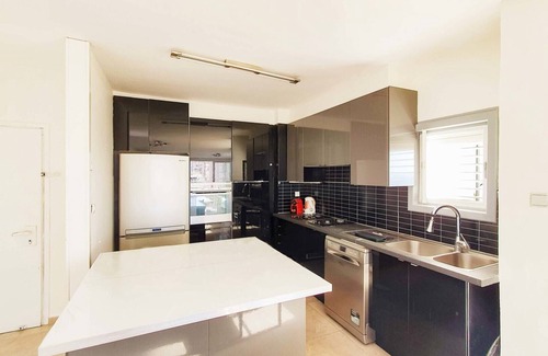 Bat Yam Apartment | Charming 3bdr apt with sea view B5