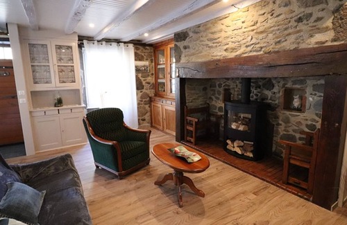 Jussac Cottage | Charming 3BR Home with Terrace, Fireplace & Modern Amenities in Jussac