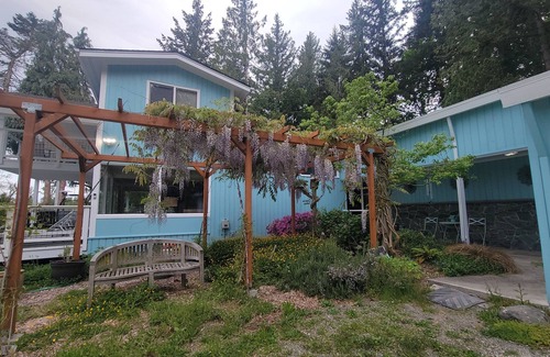 Clear Lake House | Charming 4 Bdrm Lake House + Huge Games Room