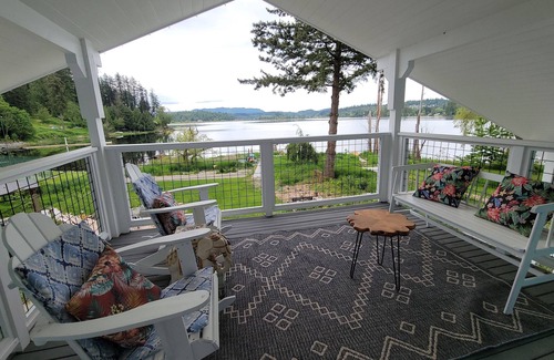 Clear Lake House | Charming 4 Bdrm Lake House + Huge Games Room