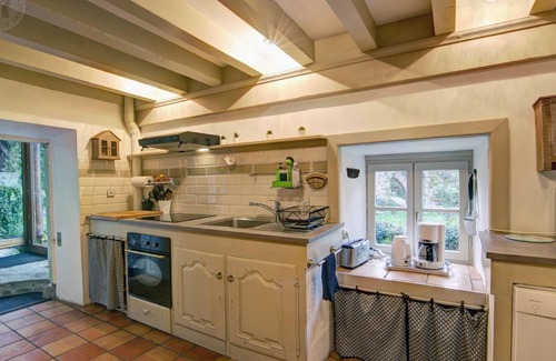 Salt-en-Donzy Cottage | Charming 4-Bed Gîte in Medieval Donzy with Garden, BBQ & Riverside Access