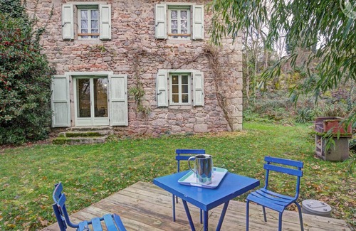 Salt-en-Donzy Cottage | Charming 4-Bed Gîte in Medieval Donzy with Garden, BBQ & Riverside Access