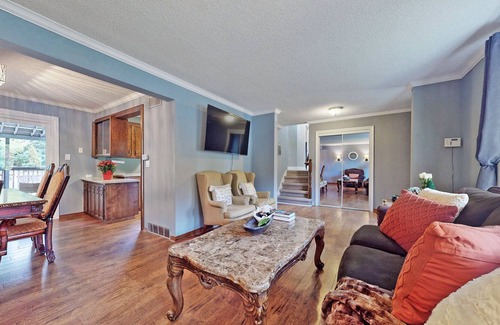 Township of Woolwich House | Charming 4 Bed House on an Acre property (Open for Event rentals)