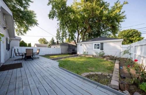 Chicago Ridge House | Charming 4-Bedroom Home Backyard 8 gusts with AC and WiFi in Chicago Ridge