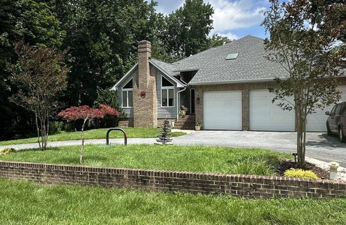 Lake Shore House | Charming 4-bedroom 3-bath house with AC
