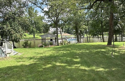 Lake Shore House | Charming 4-bedroom 3-bath house with AC