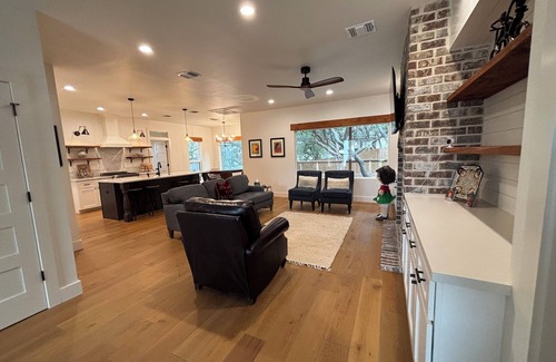 Helotes House | Charming 4-bedroom house set in scenic foothills of the Texas Hill Country.