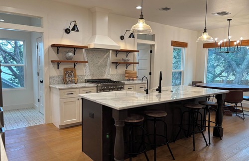Helotes House | Charming 4-bedroom house set in scenic foothills of the Texas Hill Country.