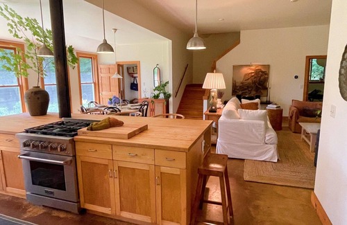 Putney House | Charming 4-bedroom house with Patio and Firepit in Putney