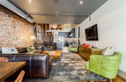 Arts District Apartment | Charming 4 bedroom loft with wet bar, central AC & full kitchen