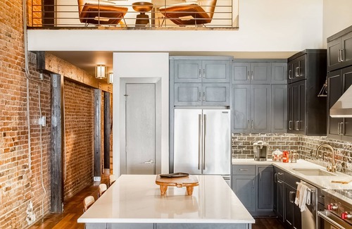 Arts District Apartment | Charming 4 bedroom loft with wet bar, central AC & full kitchen