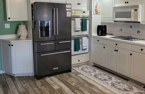 Leland Grove House | Charming 4-bedroom house in welcoming Springfield, with AC, WiFi, many amenities