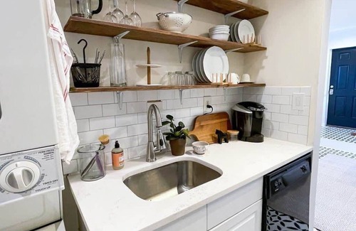 Stanton Park Apartment | Charming and Historic Apartment in Capitol Hill