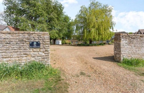 Wansford Cottage | Charming and Modern 3 bed Cottage in Wansford