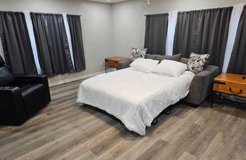 New Boston Apartment | Charming apartment with a full size kitchen AC and WiFi in wonderful New Boston