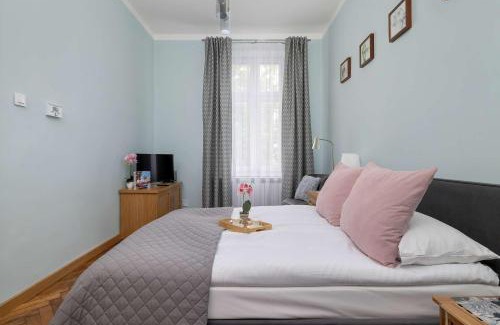 Kazimierz Apartment | Charming Apartments with Desk in Downtown Cracow by Noclegi Renters