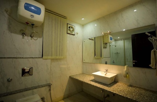 Basai House | Charming B&B with WiFi and AC in Wise Villa Agra 3