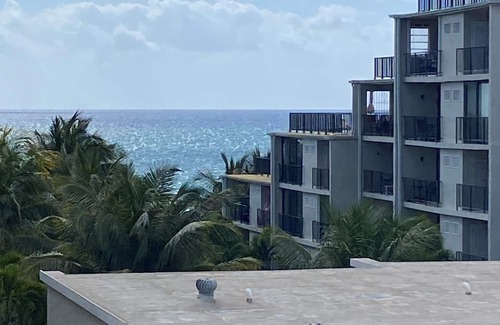 Discovery Bay Condo | Charming beach front condo, Freeport ,Coral Beach, with AC/WiFi, salon/spa, pool