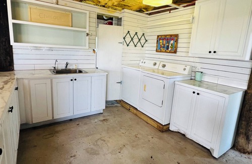 Crystal Beach Cottage | Charming Bungalow for couples get away, Small pets are welcome with fee