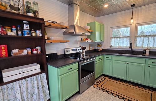 Andrews House | Charming Bungalow in Downtown Andrews I Explore-Shop-Eat