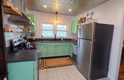 Andrews House | Charming Bungalow in Downtown Andrews I Explore-Shop-Eat