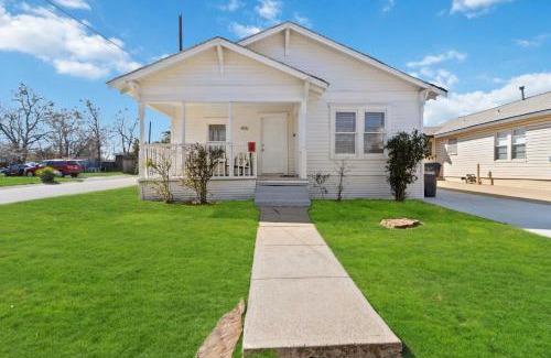 McKinney House | Charming Bungalow in McKinney – Walk to Downtown bungalow
