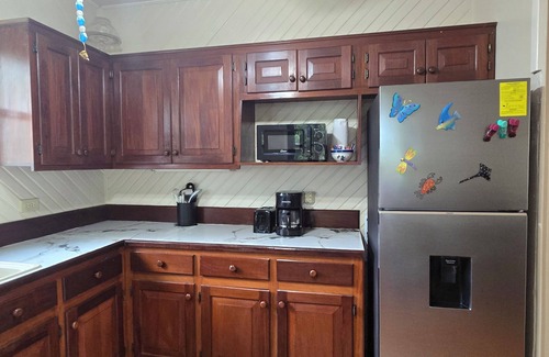 Antoneys Cay House | Charming bungalow with 2 bedrooms and WiFi, AC in Sandy Bay, closest to the pool