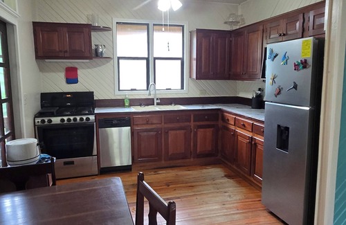 Antoneys Cay House | Charming bungalow with 2 bedrooms and WiFi, AC in Sandy Bay, closest to the pool