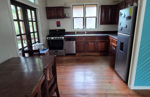 Antoneys Cay House | Charming bungalow with 2 bedrooms and WiFi, AC in Sandy Bay, closest to the pool