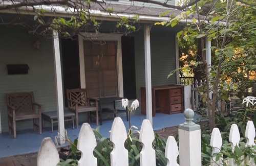 Neartown Cottage | Charming Carriage House in Montrose/Midtown near arts, bars, dwntwn, med center
