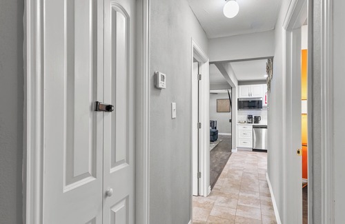 Euless House | Charming & Centrally Located, mins. from DFW, 6 Flags & ATT Stadium