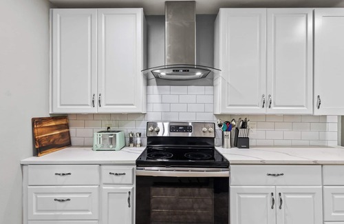 Euless House | Charming & Centrally Located, mins. from DFW, 6 Flags & ATT Stadium