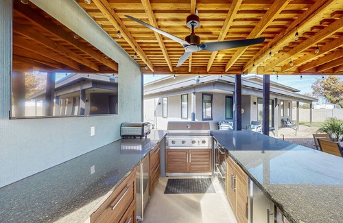Las Casitas del Sur Hotel | Charming Chandler retreat with pool, guest house & fun!