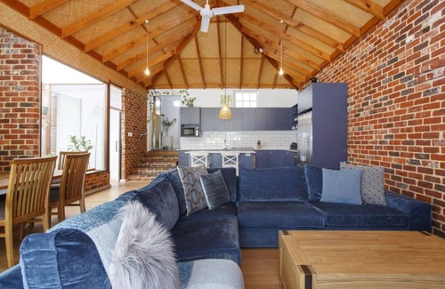 South Fremantle House | Charming Charles – Pet-Friendly Near Cafes & Beaches