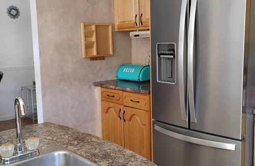 Wilbraham House | Charming -Clean-4-bedroom house with AC and WiFi in wonderful Springfield