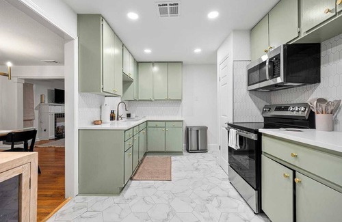 Bay Area House | Charming coastal cottage w/vintage style & modern comfort | 2BR/2BA