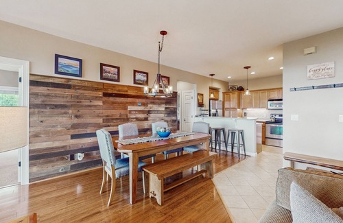 Sugar Mountain Condo | Charming condo w/free WiFi/private deck with mountain views near Sugar Mountain
