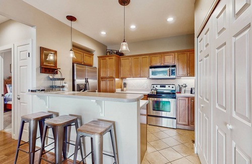 Sugar Mountain Condo | Charming condo w/free WiFi/private deck with mountain views near Sugar Mountain
