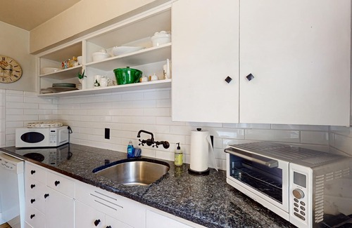 Bainbridge Island Cottage | Charming cottage with new finishes, Wifi & walking distance from strawberry park