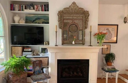 Irvington Cottage | CHARMING COTTAGE, 3 AND FULL 3, KAYAK DOCK, POOL